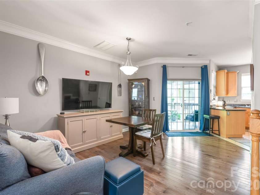 7111 Founders Club Court, Charlotte, NC 28269.  MLS# CAR4370503, YatesRealty ID 12118. Dining area