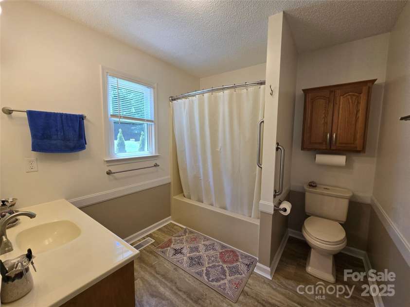 5238 Bethel Church Road, Hickory, NC 28602.  MLS# CAR4272218, YatesRealty ID 1212. Primary Bath