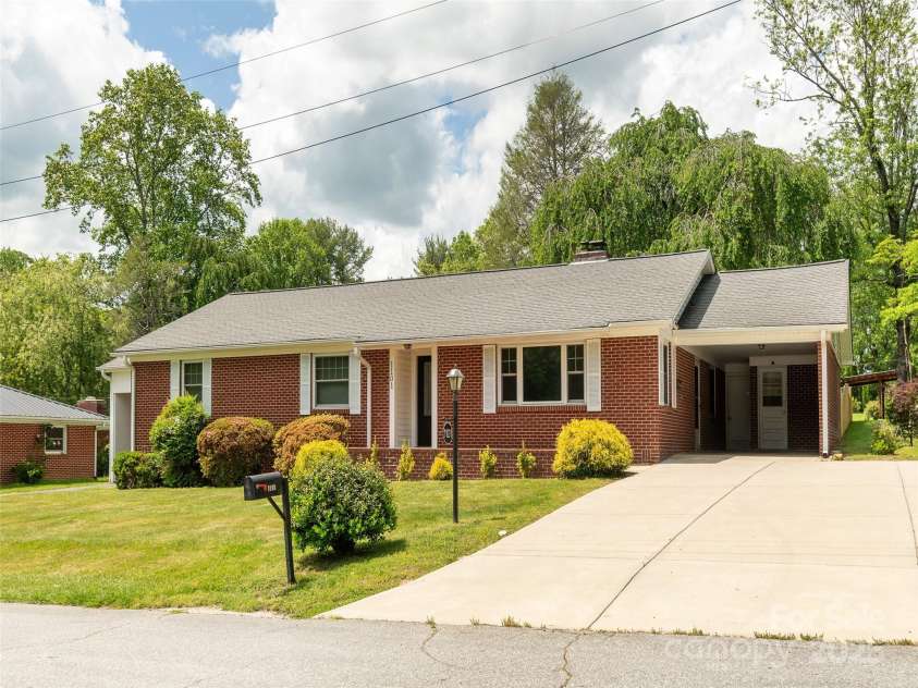 1101 Cherokee Drive, Hendersonville, NC 28739.  MLS# CAR4257610, YatesRealty ID 12130. 