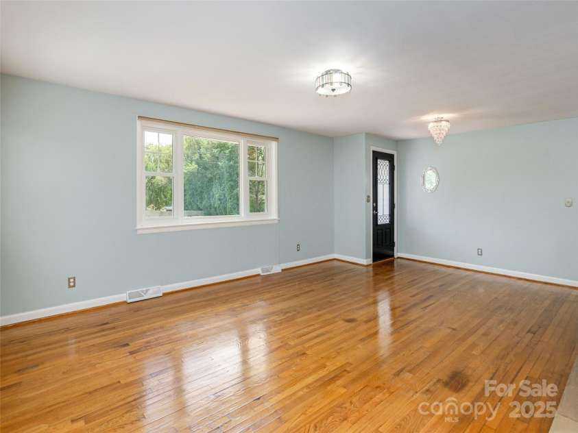 1101 Cherokee Drive, Hendersonville, NC 28739.  MLS# CAR4257610, YatesRealty ID 12130. 