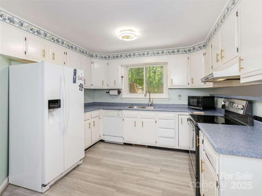 1101 Cherokee Drive, Hendersonville, NC 28739.  MLS# CAR4257610, YatesRealty ID 12130. 