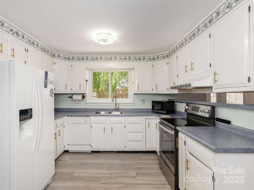 1101 Cherokee Drive, Hendersonville, NC 28739.  MLS# CAR4257610, YatesRealty ID 12130. 