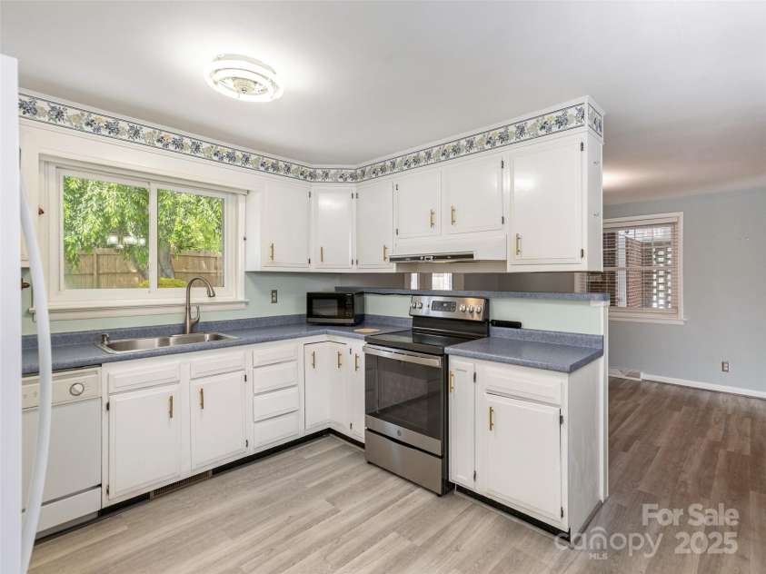 1101 Cherokee Drive, Hendersonville, NC 28739.  MLS# CAR4257610, YatesRealty ID 12130. 