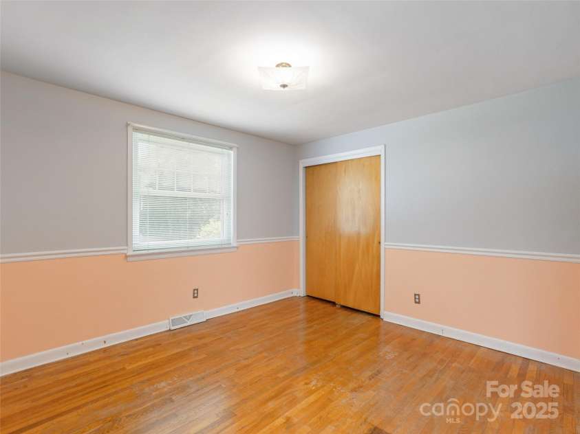 1101 Cherokee Drive, Hendersonville, NC 28739.  MLS# CAR4257610, YatesRealty ID 12130. 