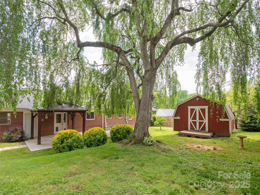 1101 Cherokee Drive, Hendersonville, NC 28739.  MLS# CAR4257610, YatesRealty ID 12130. 