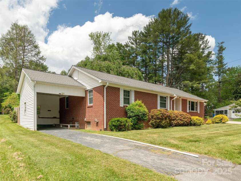 1101 Cherokee Drive, Hendersonville, NC 28739.  MLS# CAR4257610, YatesRealty ID 12130. 