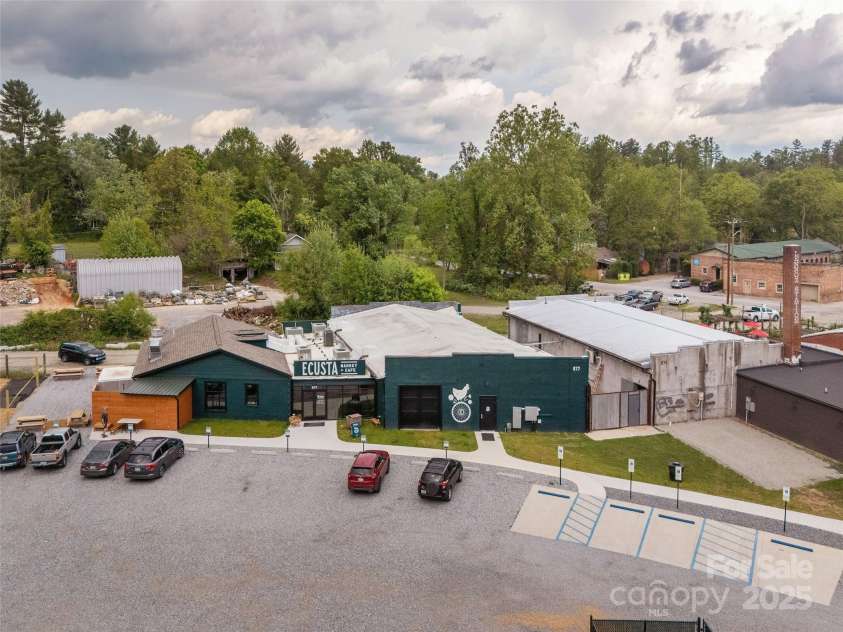 1101 Cherokee Drive, Hendersonville, NC 28739.  MLS# CAR4257610, YatesRealty ID 12130. Ecusta Market .03 miles away