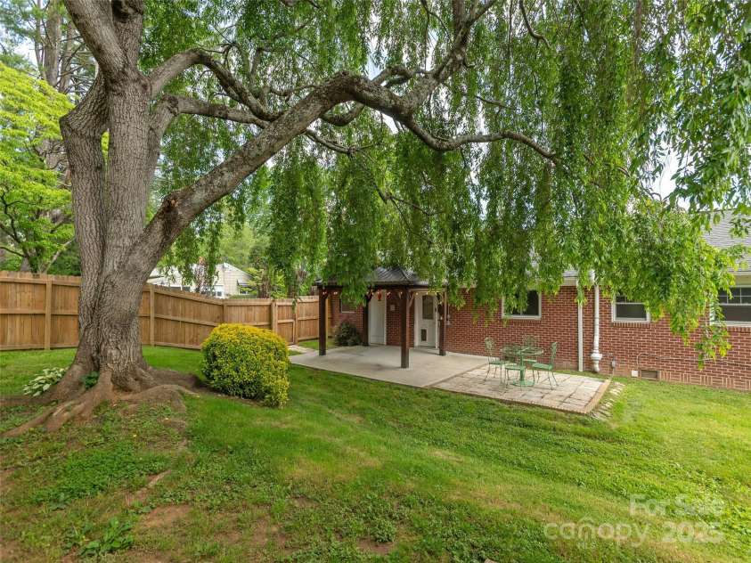 1101 Cherokee Drive, Hendersonville, NC 28739.  MLS# CAR4257610, YatesRealty ID 12130. Fenced Backyard