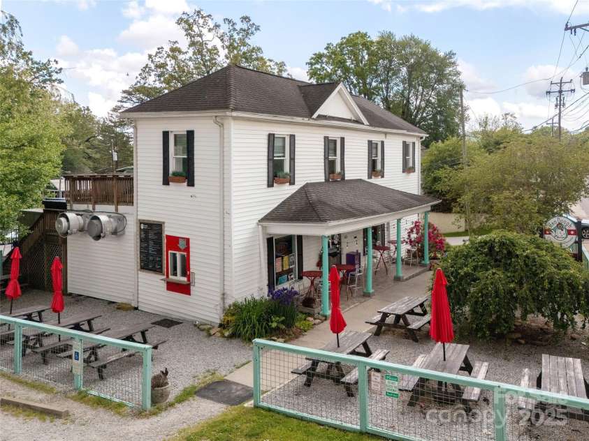 1101 Cherokee Drive, Hendersonville, NC 28739.  MLS# CAR4257610, YatesRealty ID 12130. Nearby Restaurant