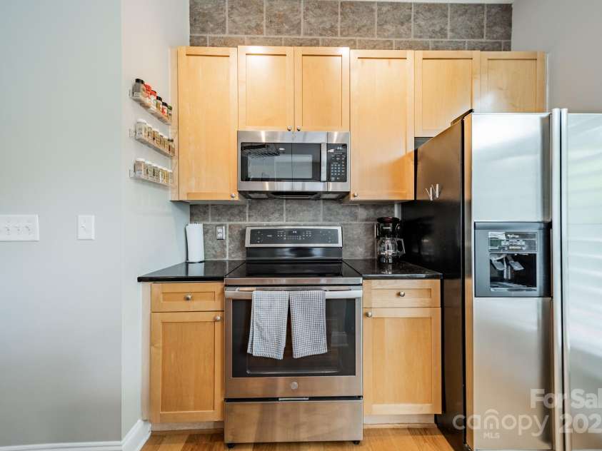 738 Garden District Drive, Charlotte, NC 28202.  MLS# CAR4255634, YatesRealty ID 12131. Kitchen