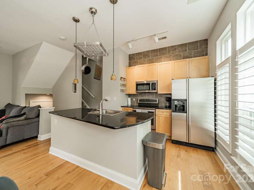 738 Garden District Drive, Charlotte, NC 28202.  MLS# CAR4255634, YatesRealty ID 12131. Kitchen