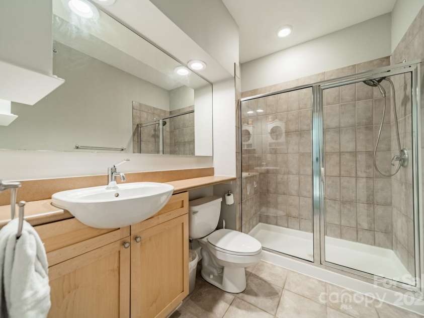 738 Garden District Drive, Charlotte, NC 28202.  MLS# CAR4255634, YatesRealty ID 12131. Upper level full bath