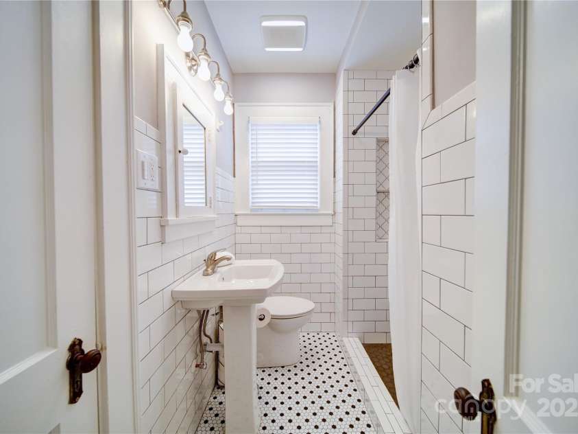 501 Pee Dee Avenue, Albemarle, NC 28001.  MLS# CAR4257502, YatesRealty ID 12136. Bathroom on main level