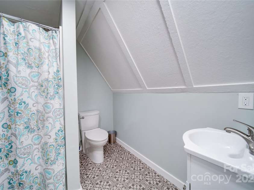 501 Pee Dee Avenue, Albemarle, NC 28001.  MLS# CAR4257502, YatesRealty ID 12136. Upstairs Bathroom