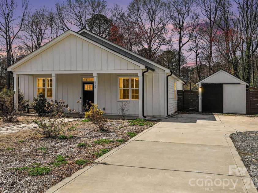6739 Indian Lane, Charlotte, NC 28213.  MLS# CAR4366469, YatesRealty ID 12143. 