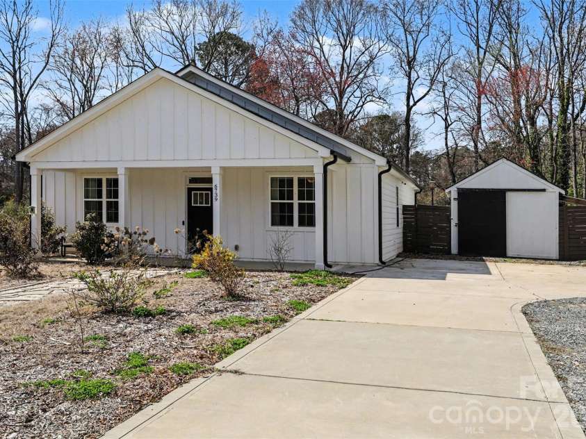 6739 Indian Lane, Charlotte, NC 28213.  MLS# CAR4366469, YatesRealty ID 12143. 