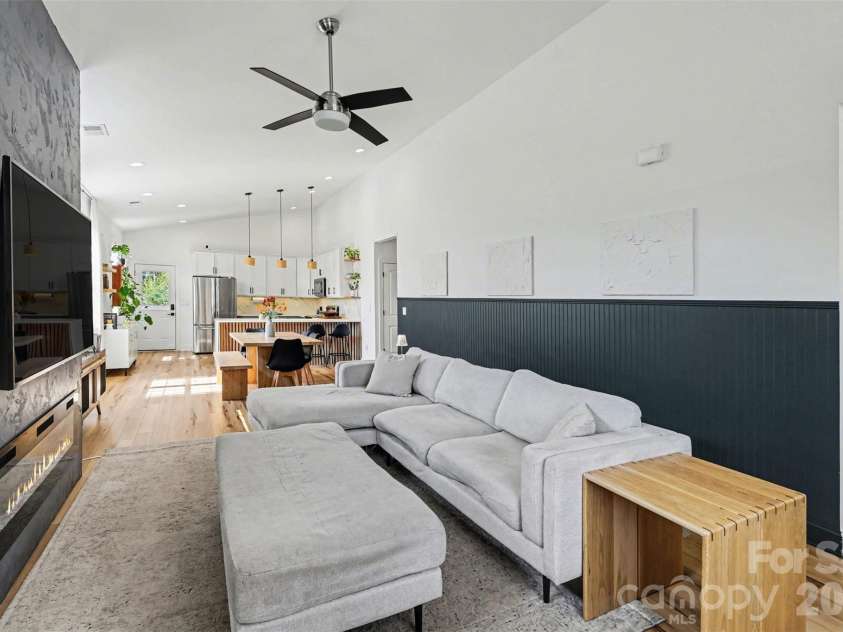 6739 Indian Lane, Charlotte, NC 28213.  MLS# CAR4366469, YatesRealty ID 12143. 