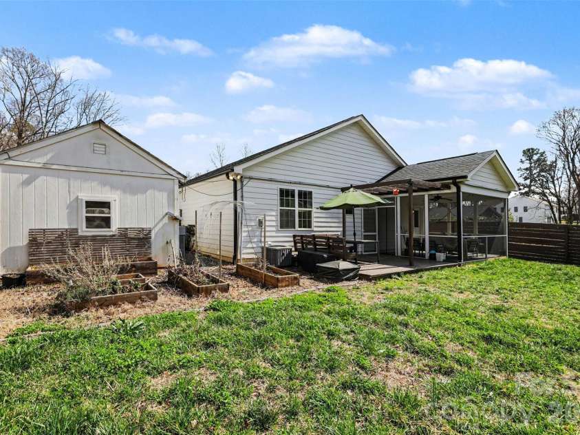 6739 Indian Lane, Charlotte, NC 28213.  MLS# CAR4366469, YatesRealty ID 12143. 
