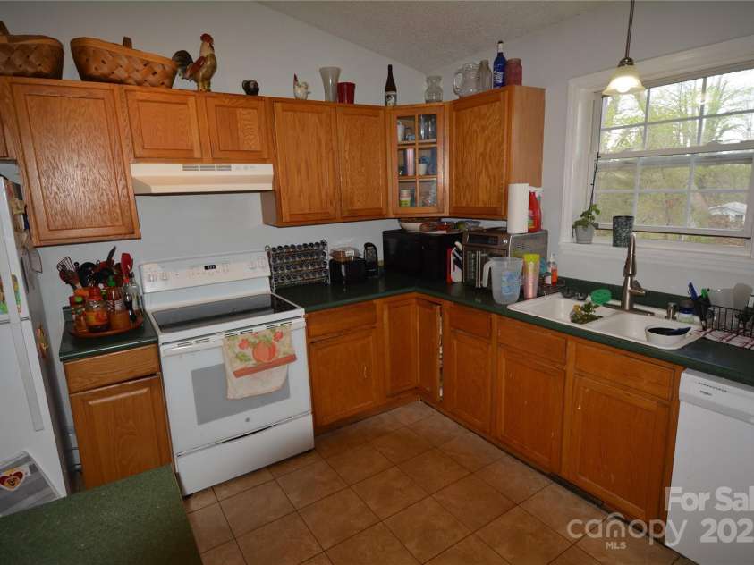 34 Fox Drive, Asheville, NC 28803.  MLS# CAR4243643, YatesRealty ID 12146. 