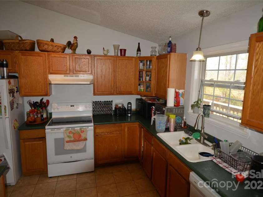 34 Fox Drive, Asheville, NC 28803.  MLS# CAR4243643, YatesRealty ID 12146. 