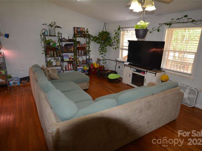 34 Fox Drive, Asheville, NC 28803.  MLS# CAR4243643, YatesRealty ID 12146. 