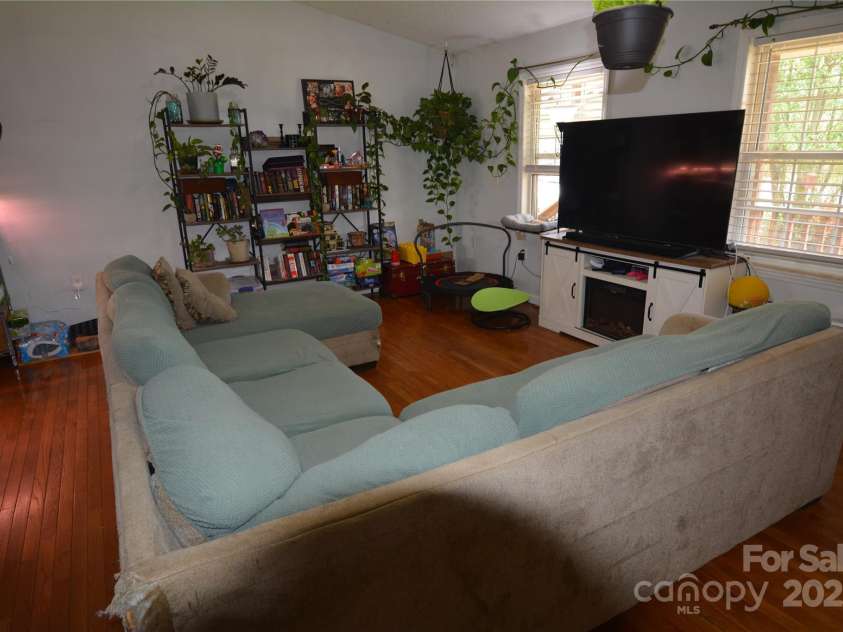 34 Fox Drive, Asheville, NC 28803.  MLS# CAR4243643, YatesRealty ID 12146. 