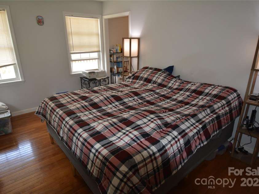 34 Fox Drive, Asheville, NC 28803.  MLS# CAR4243643, YatesRealty ID 12146. 