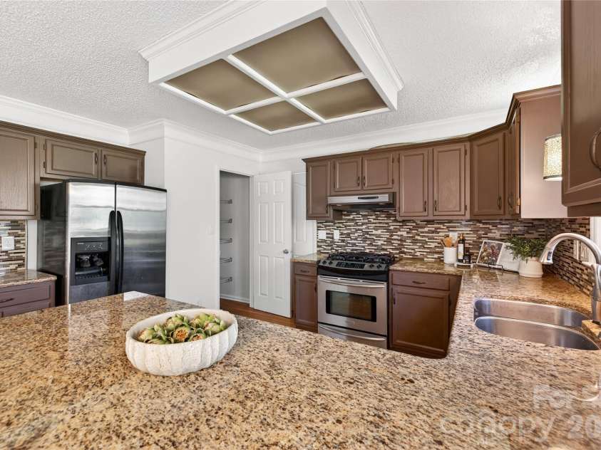 10807 Summitt Tree Court, Charlotte, NC 28277.  MLS# CAR4359632, YatesRealty ID 12157. 