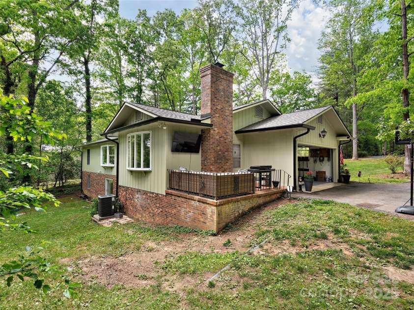 214 Heathcote Road, Hendersonville, NC 28791.  MLS# CAR4257655, YatesRealty ID 12159. 