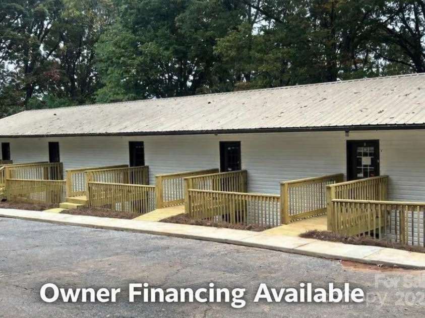 1090 7th Avenue, Hickory, NC 28601.  MLS# CAR4329868, YatesRealty ID 1216. 