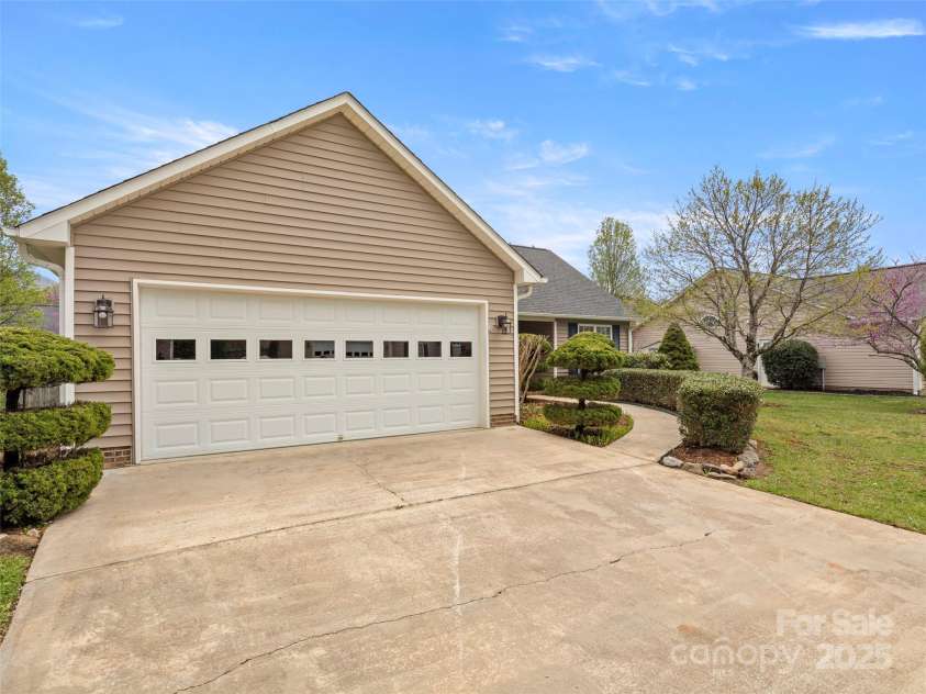 135 Sunberry Trail, Fletcher, NC 28732.  MLS# CAR4242779, YatesRealty ID 12161. 