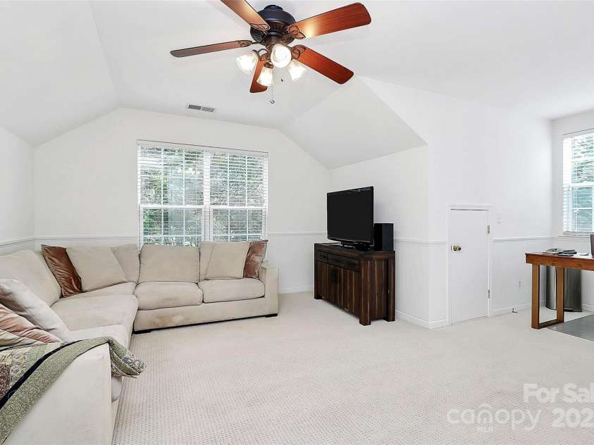 9157 Snow Hill Court, Charlotte, NC 28269.  MLS# CAR4256866, YatesRealty ID 12163. Bed/Bonus #4