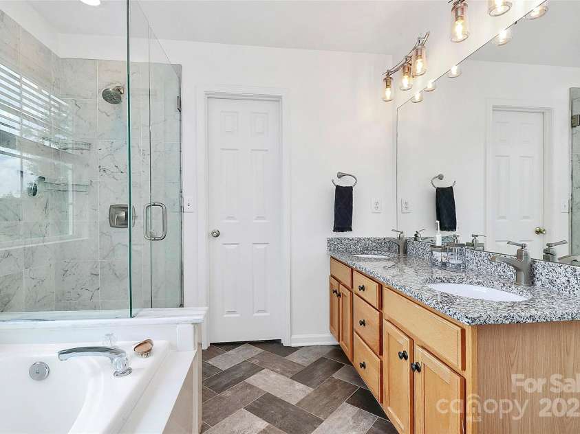 9157 Snow Hill Court, Charlotte, NC 28269.  MLS# CAR4256866, YatesRealty ID 12163. Primary bath
