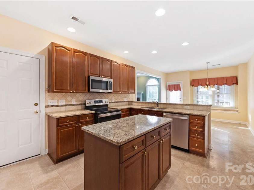 425 Clairview Lane, Matthews, NC 28105.  MLS# CAR4344830, YatesRealty ID 12164. 