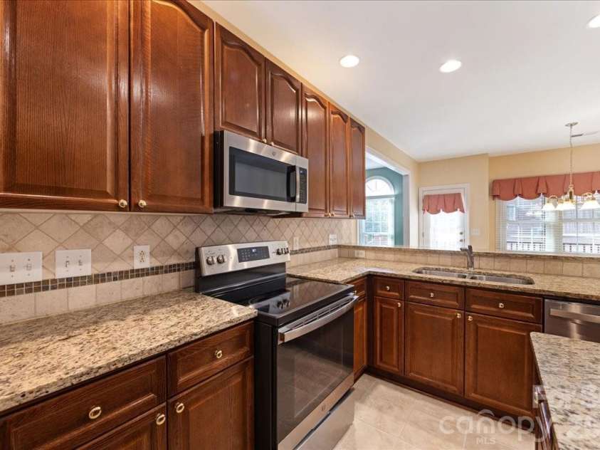 425 Clairview Lane, Matthews, NC 28105.  MLS# CAR4344830, YatesRealty ID 12164. 