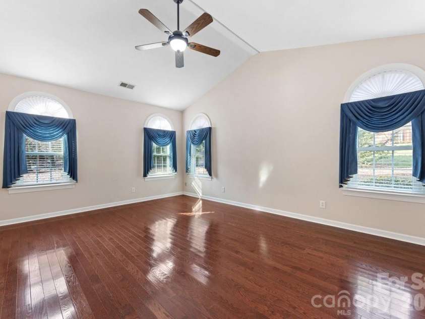 425 Clairview Lane, Matthews, NC 28105.  MLS# CAR4344830, YatesRealty ID 12164. 