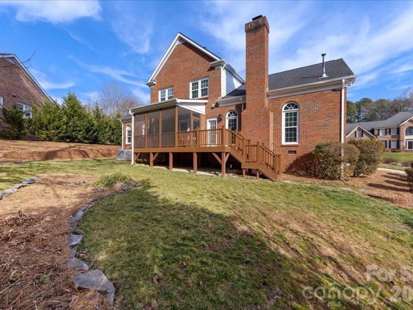 425 Clairview Lane, Matthews, NC 28105.  MLS# CAR4344830, YatesRealty ID 12164. 