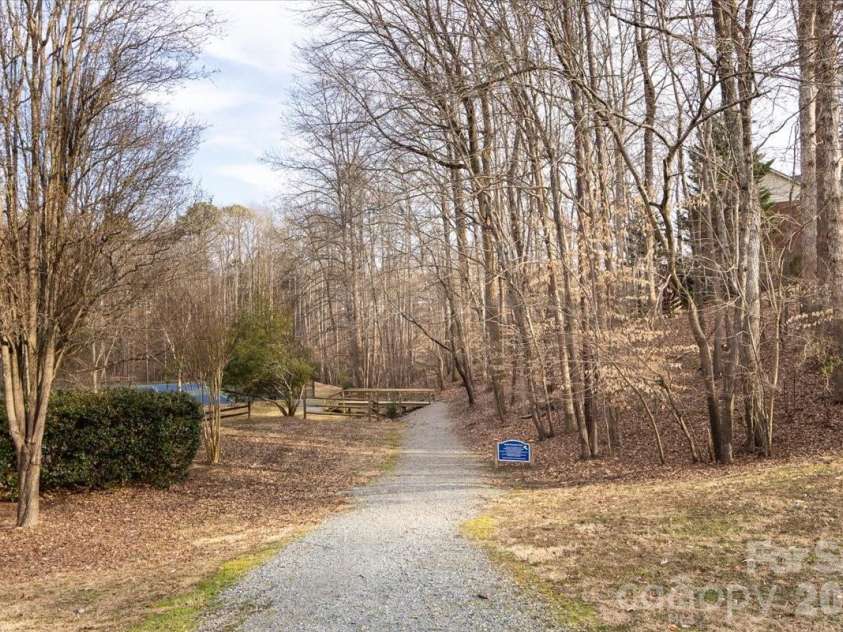 425 Clairview Lane, Matthews, NC 28105.  MLS# CAR4344830, YatesRealty ID 12164. 