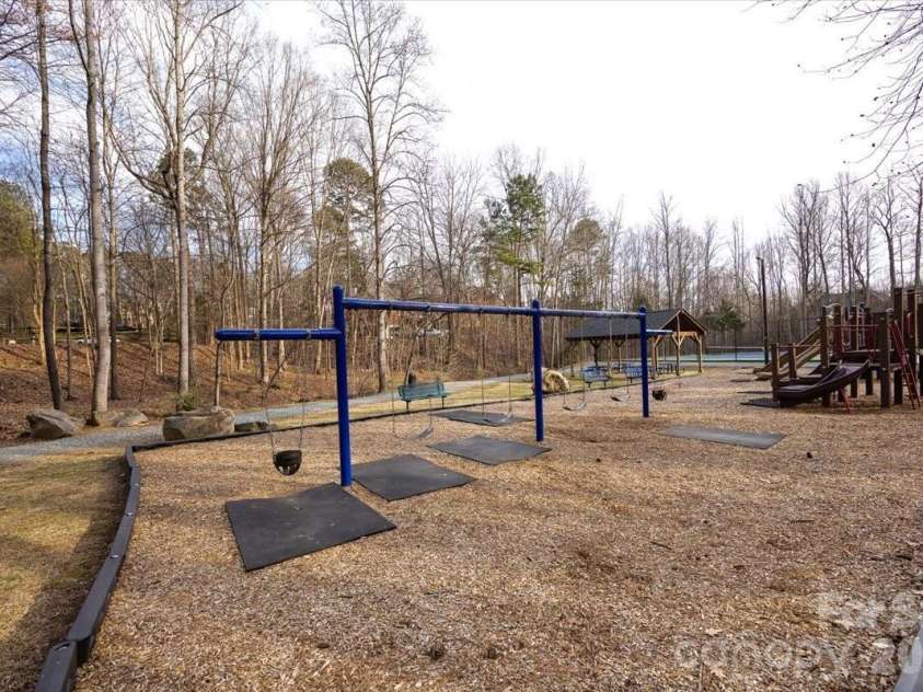 425 Clairview Lane, Matthews, NC 28105.  MLS# CAR4344830, YatesRealty ID 12164. 