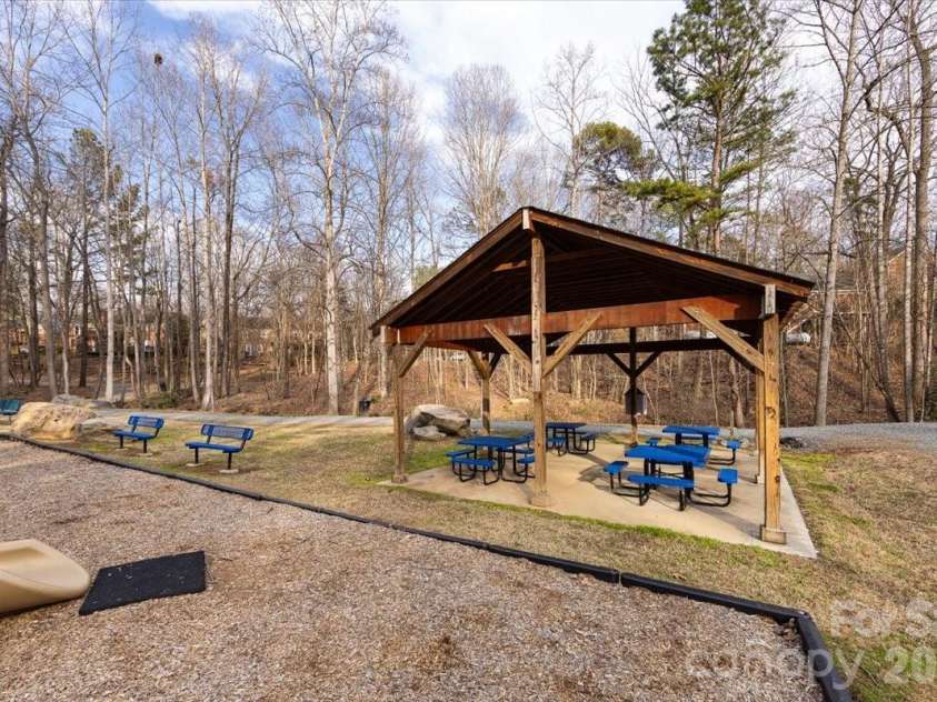 425 Clairview Lane, Matthews, NC 28105.  MLS# CAR4344830, YatesRealty ID 12164. 