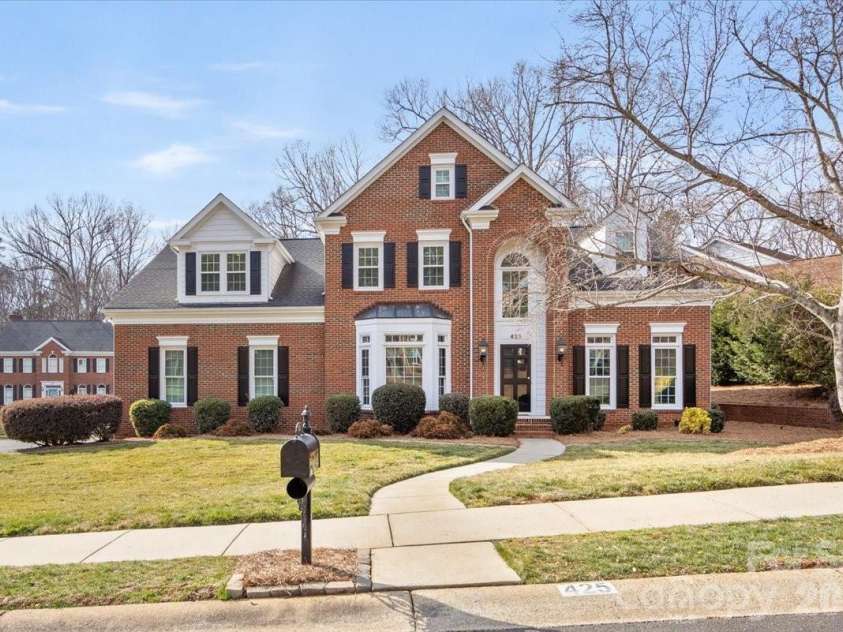 425 Clairview Lane, Matthews, NC 28105.  MLS# CAR4344830, YatesRealty ID 12164. 