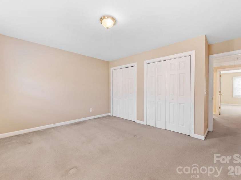425 Clairview Lane, Matthews, NC 28105.  MLS# CAR4344830, YatesRealty ID 12164. 