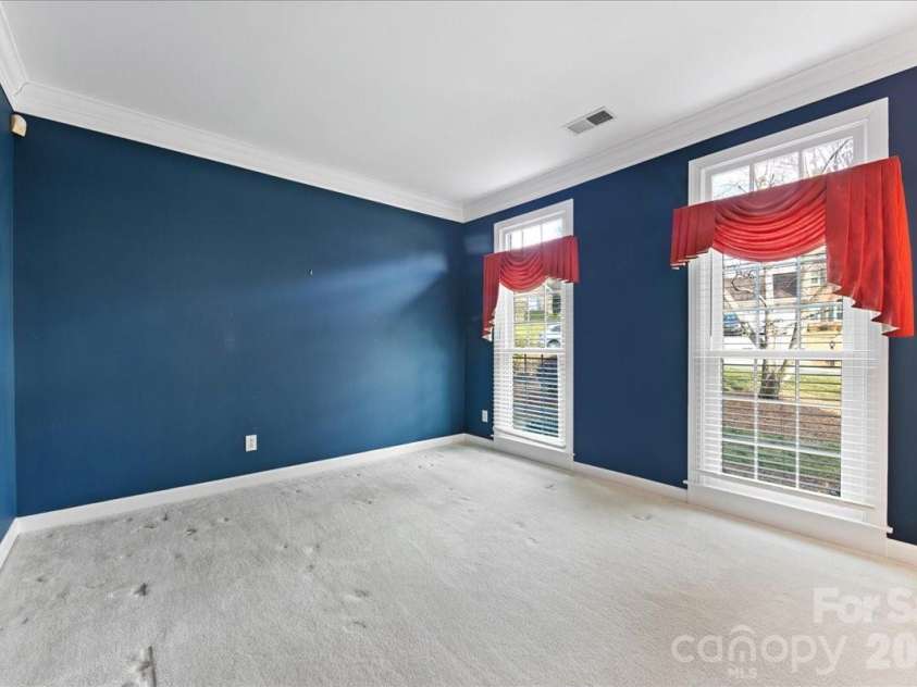 425 Clairview Lane, Matthews, NC 28105.  MLS# CAR4344830, YatesRealty ID 12164. A great space to work from home in!  
