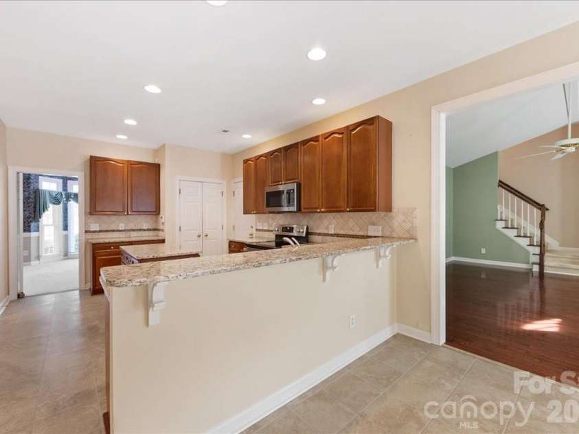 425 Clairview Lane, Matthews, NC 28105.  MLS# CAR4344830, YatesRealty ID 12164. Breakfast Bar