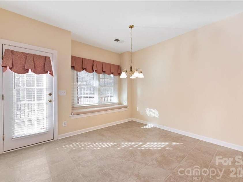 425 Clairview Lane, Matthews, NC 28105.  MLS# CAR4344830, YatesRealty ID 12164. Breakfast Nook.