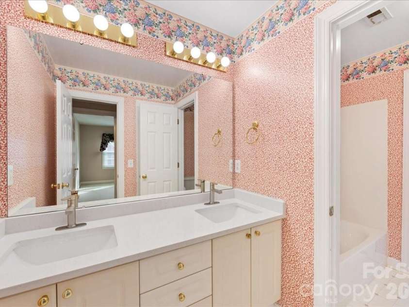 425 Clairview Lane, Matthews, NC 28105.  MLS# CAR4344830, YatesRealty ID 12164. Full Bathroom Upstairs