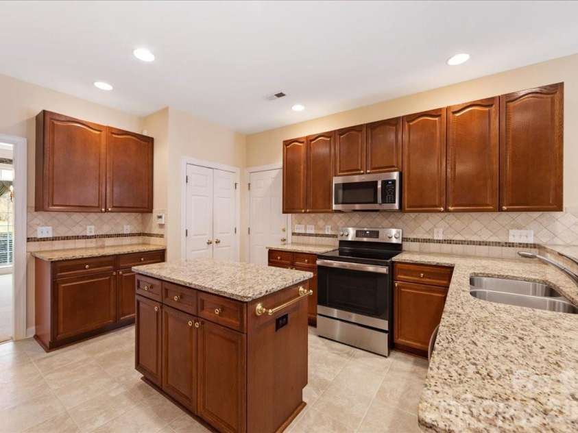 425 Clairview Lane, Matthews, NC 28105.  MLS# CAR4344830, YatesRealty ID 12164. Kitchen with loads of prep space!