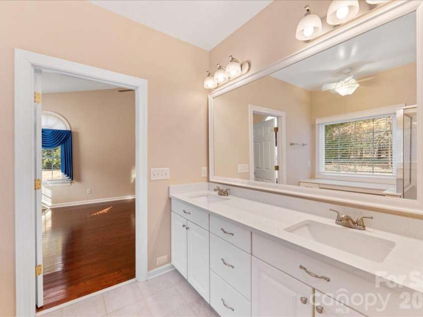 425 Clairview Lane, Matthews, NC 28105.  MLS# CAR4344830, YatesRealty ID 12164. Primary Bathroom