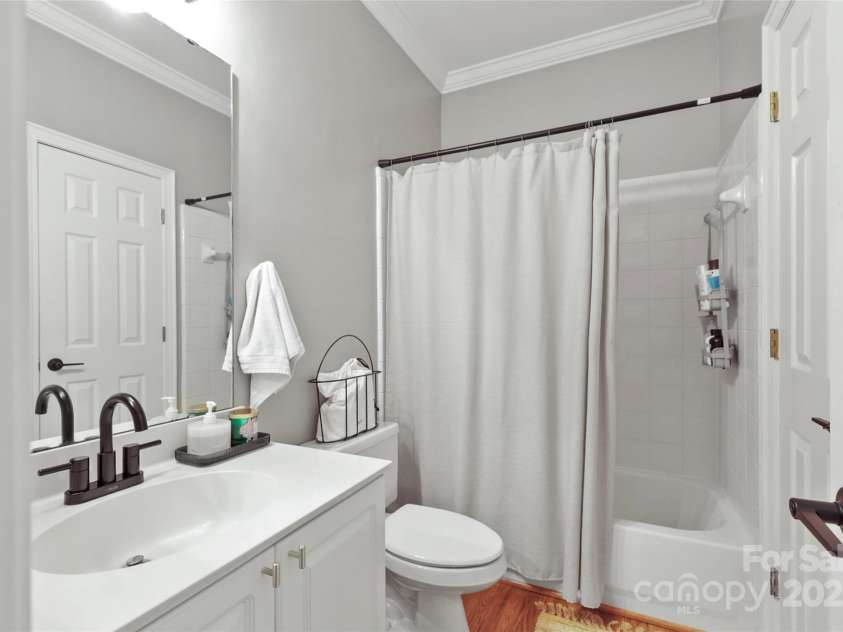 5730 Closeburn Road, Charlotte, NC 28210.  MLS# CAR4271310, YatesRealty ID 12165. Ensuite bathroom #1