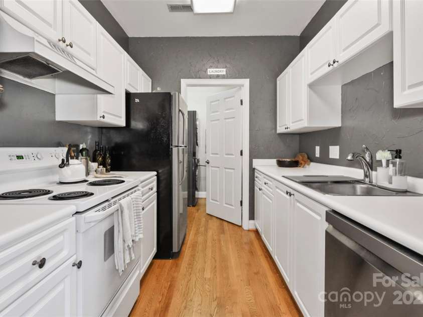 5730 Closeburn Road, Charlotte, NC 28210.  MLS# CAR4271310, YatesRealty ID 12165. Kitchen